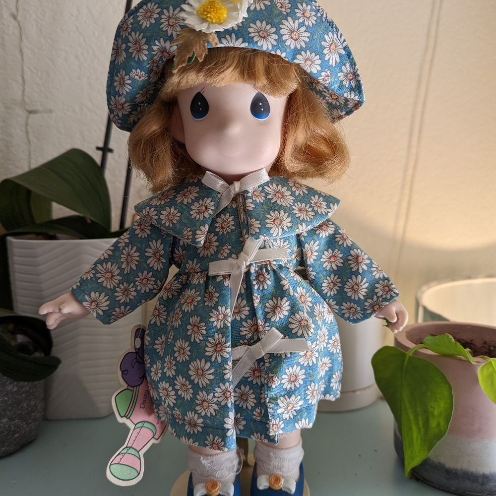 Precious Moments Doll & stand- Daisy #1458 · 1st edition w/ tag · Collectable.